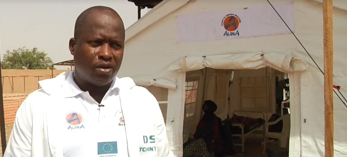 Le docteur Gilles Koukpo, qui coordonne les activités médicales à Tchintabaraden, au Niger, pour l’ONG Alima. © Alima