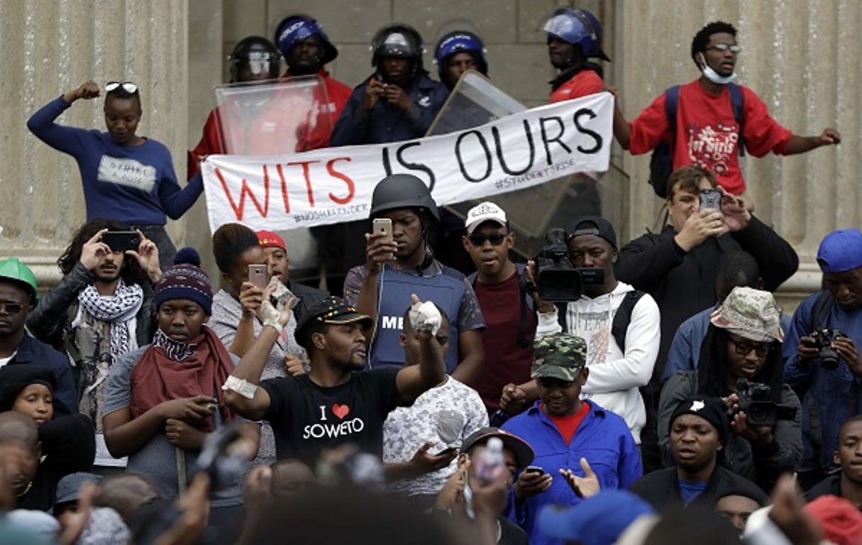Des étudiants en grève, à Johannesburg, le 4 octobre 2016. © Themba Hadebe/AP/SIPA