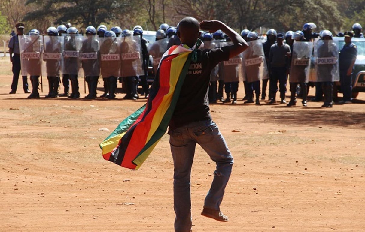 Un manifestant face à la police le 26 août 2016 à Harare. © AP/SIPA