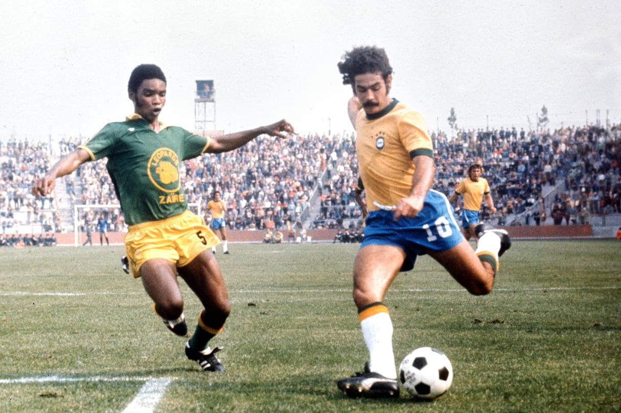 Le Mondial de 1974 fut un fiasco	: le Zaïre s’est qualifié face au Maroc, mais a encaissé 14 buts au premier tour (ici le défenseur Boba Lobilo et le Brésilien Rivelino). &copy; imago/PANORAMIC