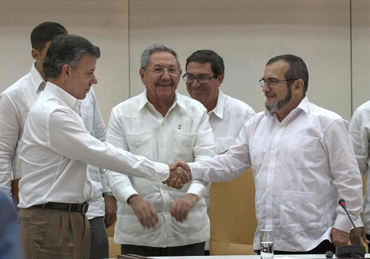 Juan manuel Santos serre la main du chef des Farc, Timoleón Jimenez, le 23 septembre 2015 à Cuba. © Ramon Espinosa/AP/SIPA