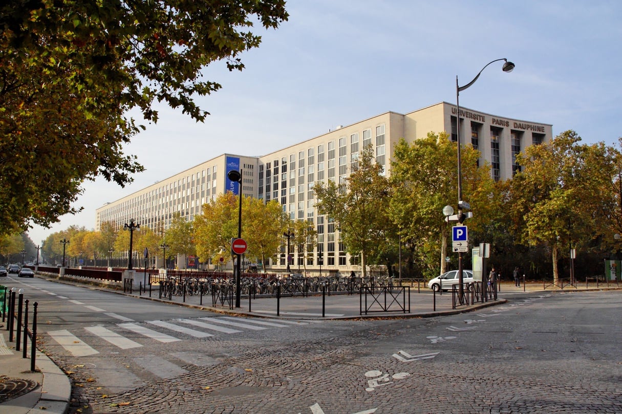 Le Centre universitaire Dauphine (siège de l’université Paris-Dauphine ainsi que d’autres établissements d’enseignement supérieur) vue depuis l’angle du boulevard Lannes et de la place du Maréchal-de-Lattre-de-Tassigny à Paris. © CC BY-SA 2.0