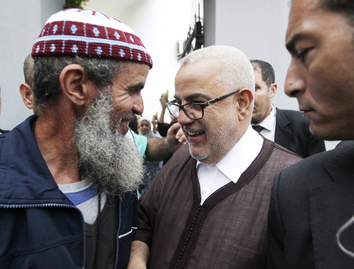 Abdelilah Benkirane (au centre) avec un sympathisant, le 8 octobre 2016, à Rabat. © Oughanam