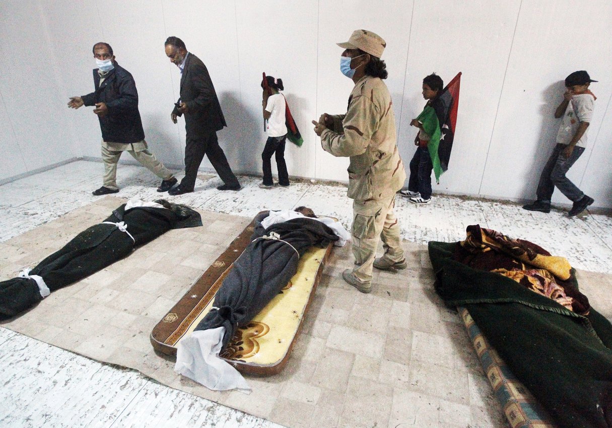 Les Libyens viennent s’assurer que leur tortionnaire est bien mort. Misrata, le 24 octobre 2011. &copy; Thaier al-Sudani/REUTERS