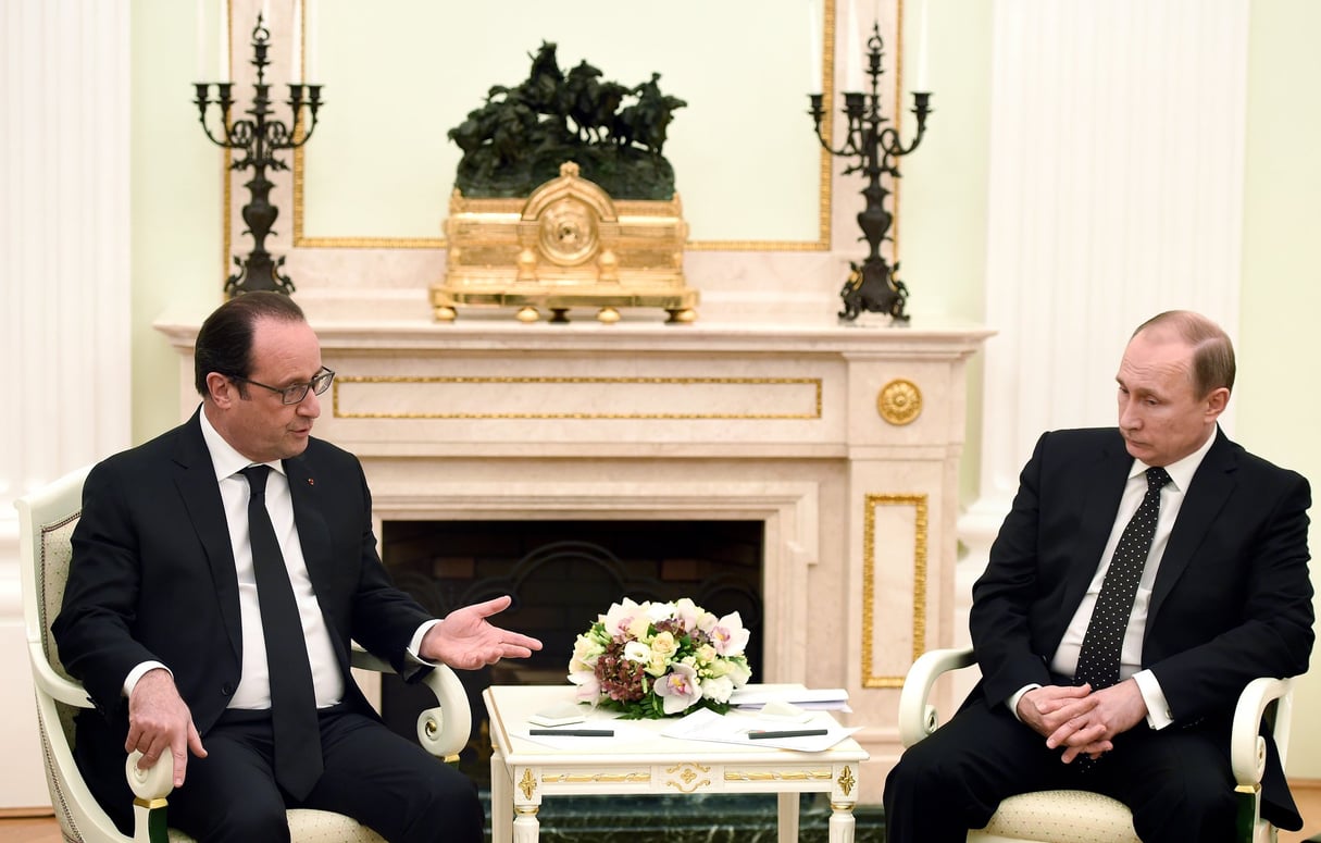 François Hollande et Vladimir Poutine, au Kremlin, en 2015. © STEPHANE DE SAKUTIN/AFP