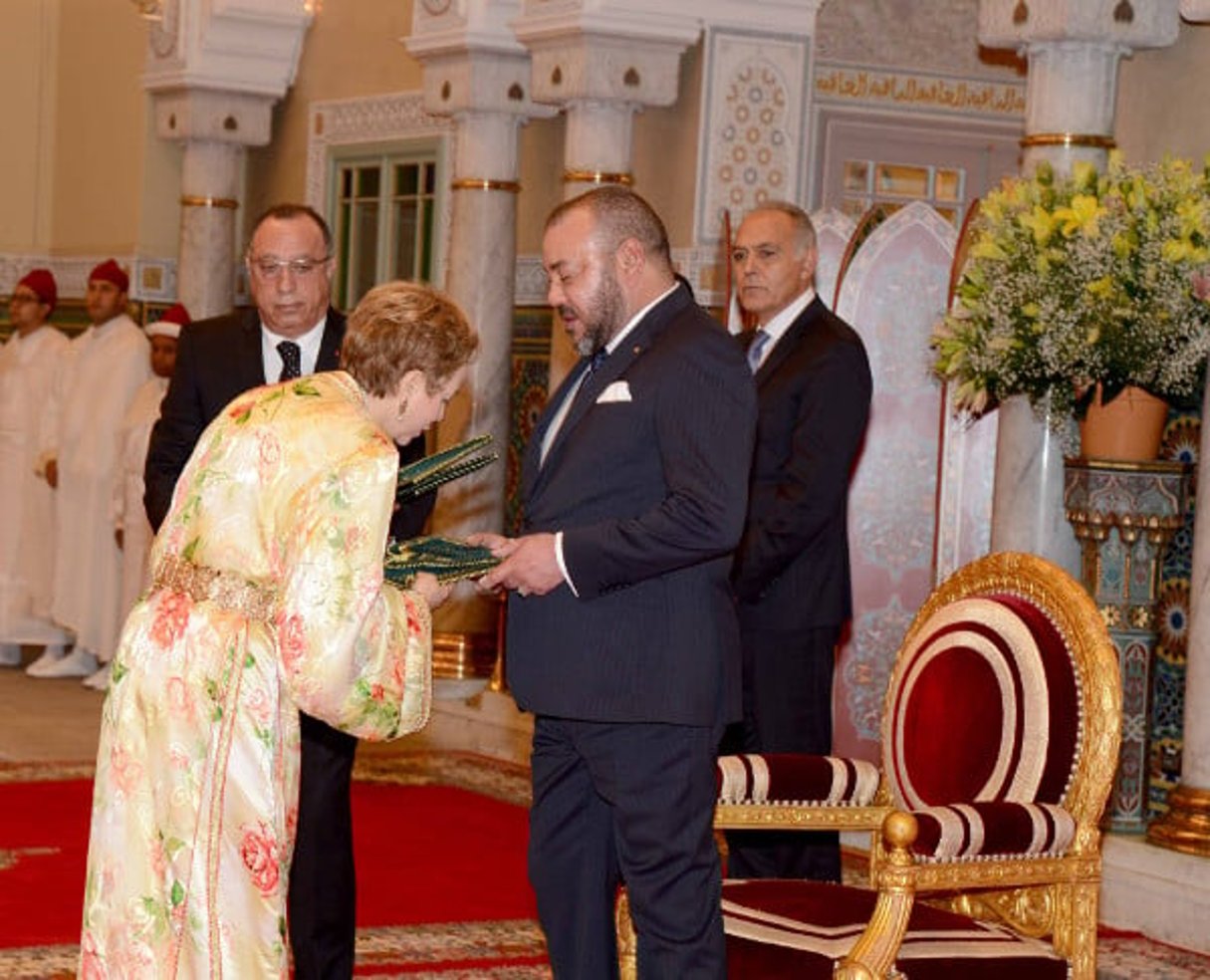 Mohammed VI remettant, le 13 octobre 2016, ses lettres de créances à sa cousine Lalla Joumala, qui quitte Londres pour Washington. © Maghreb Arab Press