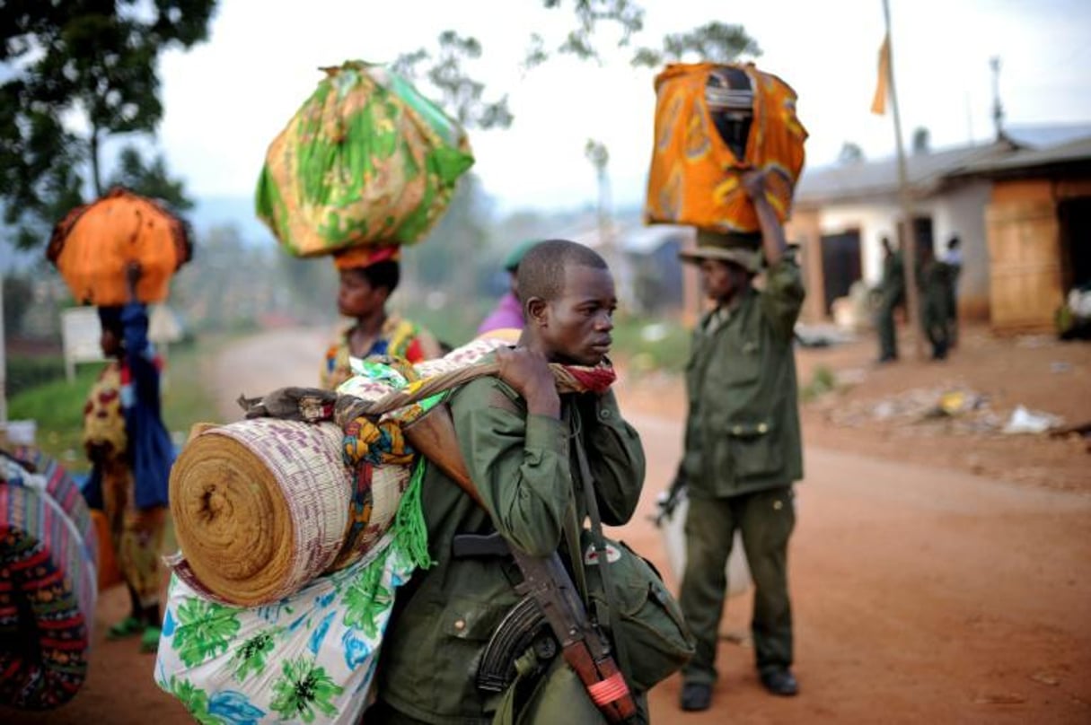 Des soldats de l’armé congolaise quittent le nord-Kivu le 18 novembre 2008 après un affrontement contre un groupe maï-maï (miliciens). © AFP/ROBERTO SCHMIDT