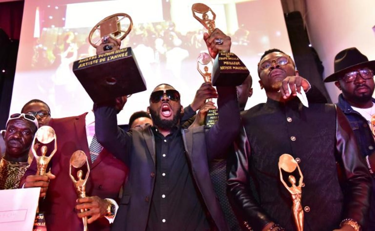 DJ Arafat, récompensé lors de la première cérémonie des « Awards du coupé-décalé », le 16 octobre 2016 à Abidjan. © AFP/ ISSOUF SANOGO