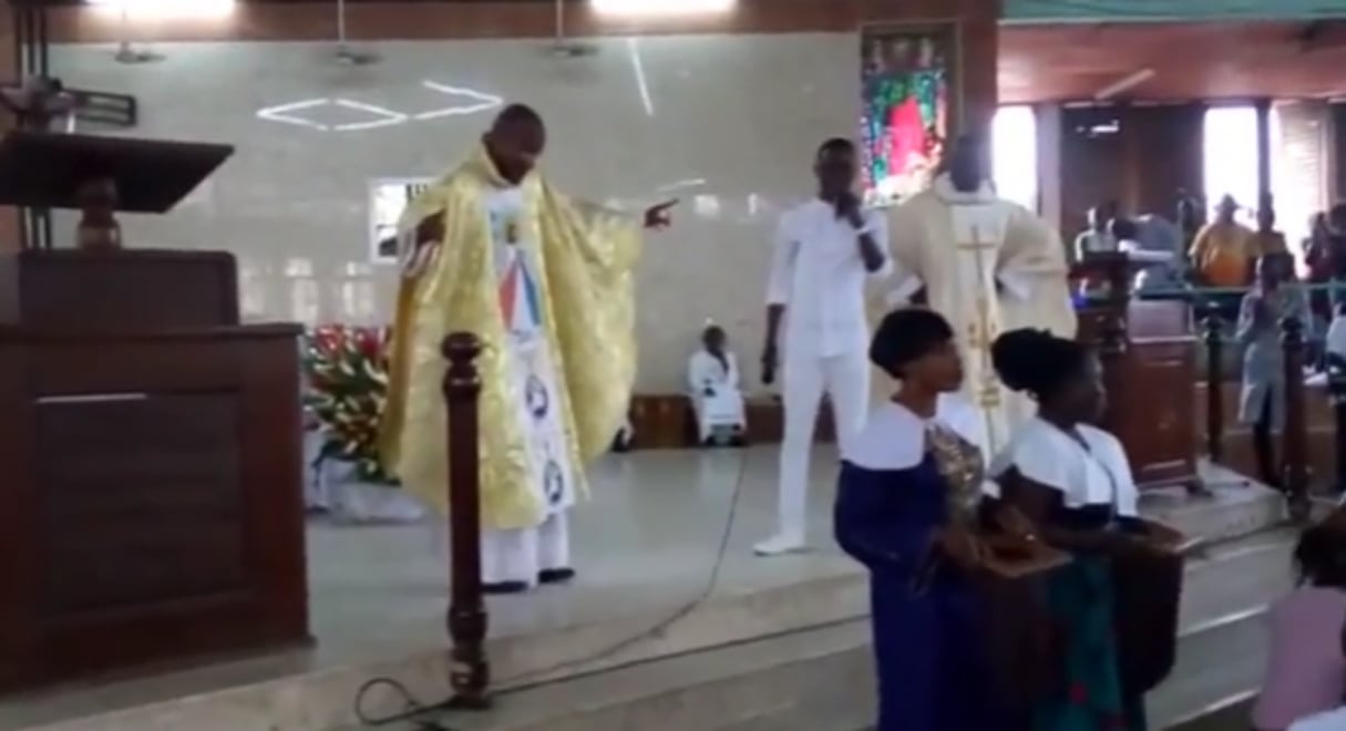 Le prêtre Guy Amessan en plein office à Abidjan. © Capture d’écran Youtube