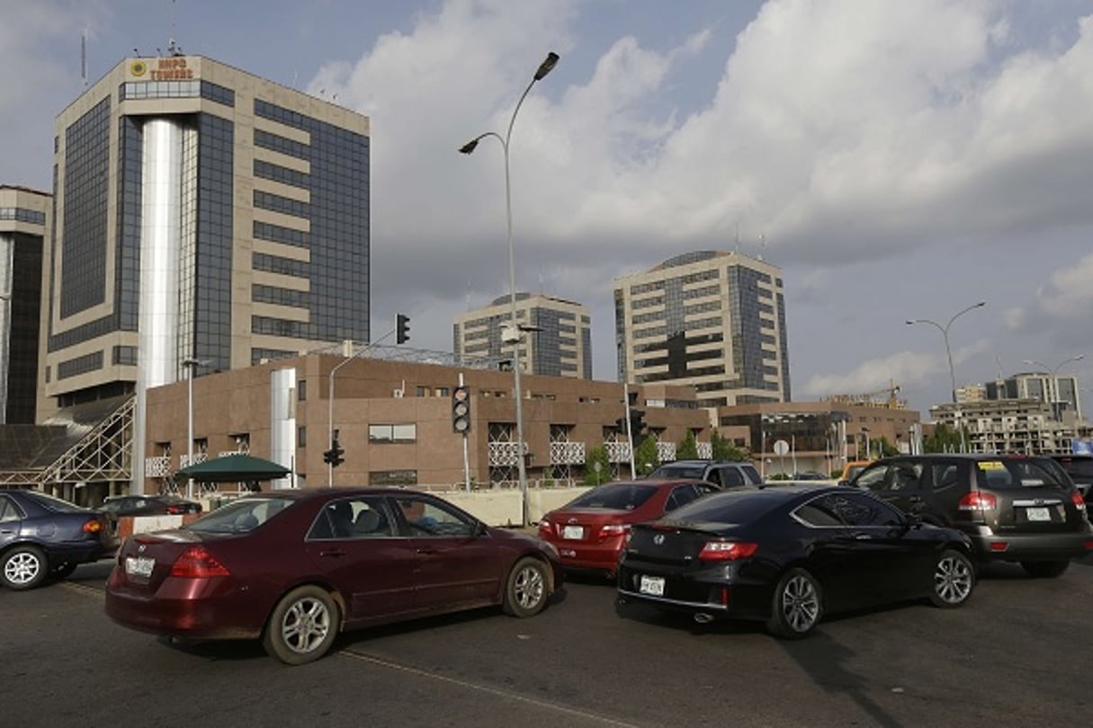 Des voitures devant le siège de la compagnie pétrolière nationale du Nigeria, à Abuja le 26 mai 2015. © Sunday Alamba/AP/SIPA
