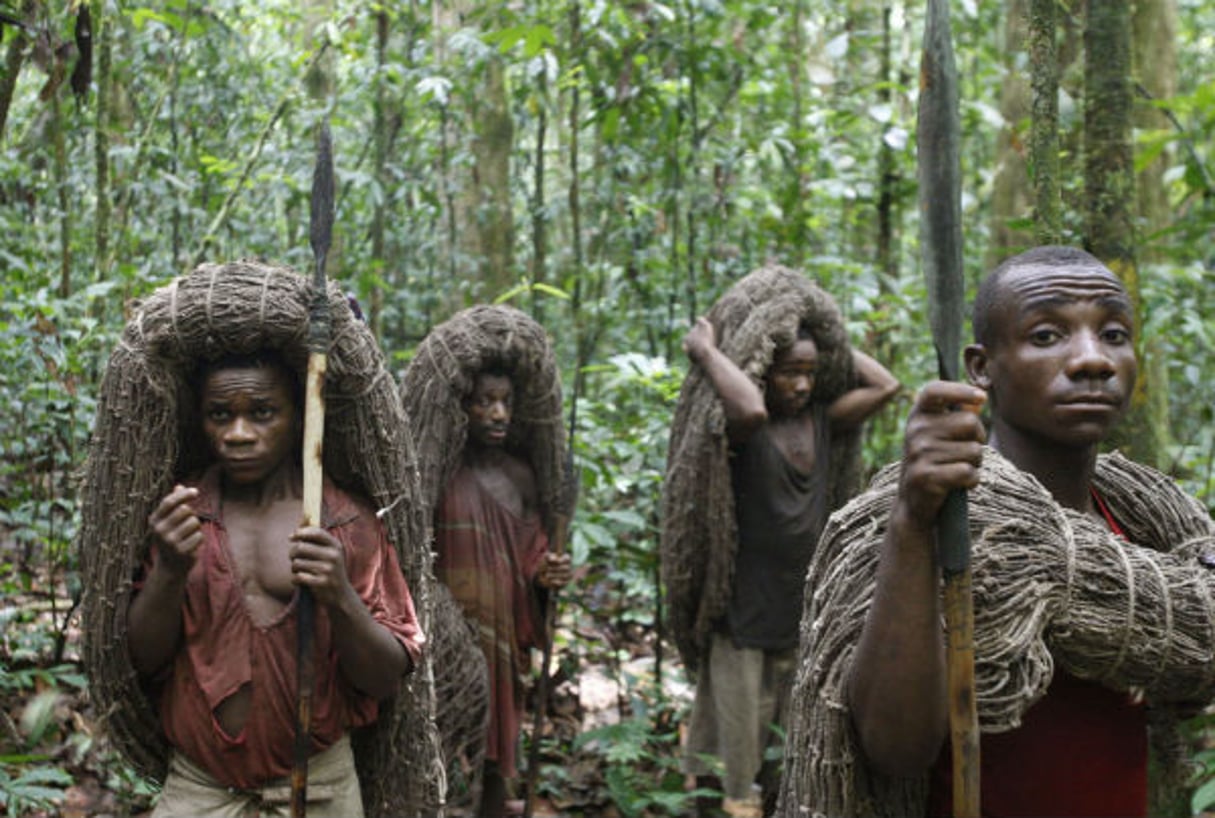 Des Pygmées s’apprêtent à partir à la chasse dans la région d’Epulu, au Congo, le 18 mars 2010. © Rebecca Blackwell/AP/SIPA