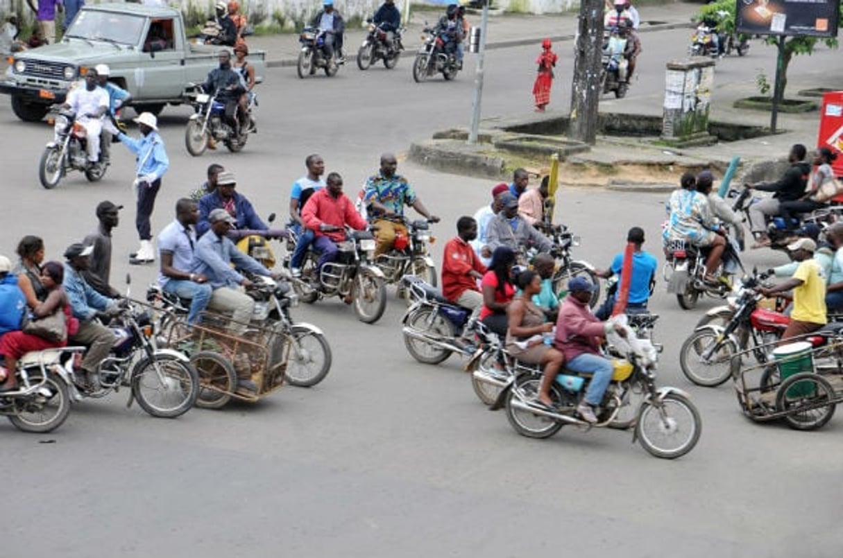 Motos au carrefour des deux église à Douala en septembre 2012. © Nicolas Eyidi pour JA