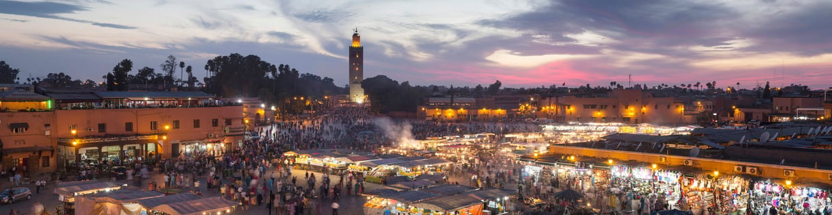 La place Jemaa-el-Fna et la mosquée de la Koutoubia, au coeur de la médina, près de laquelle se tiendra la conférence. © Studd/RHPL/Andia