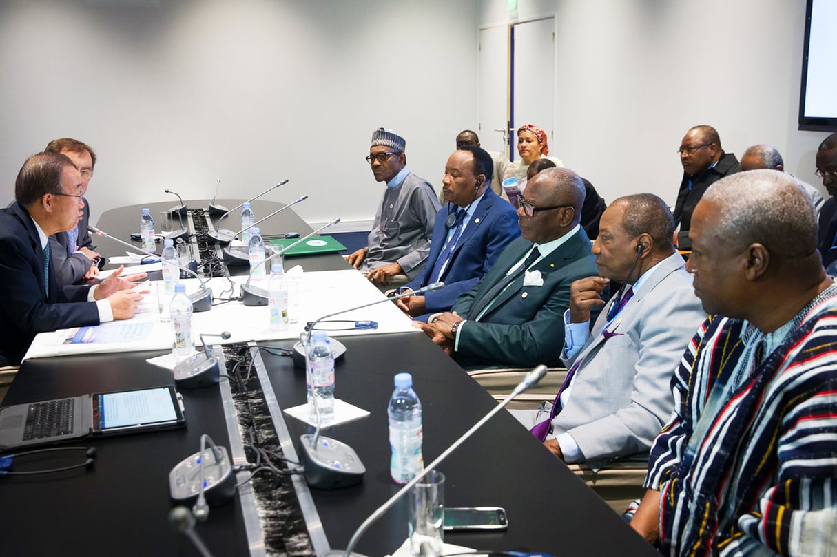 Les présidents du Nigeria, du Niger, de Guinée, du Mali et du Ghana (de g. à dr.), avec Ban Ki-moon, le 1er décembre 2015, à Paris,lors de la COP21. © NurPhoto