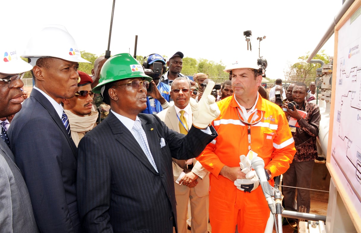Le pétrole représente deux tiers du PIB national. Ici le président Idriss Déby Itno sur le champ de Badila, dans le sud du pays, opéré par le canadien Caracal Energy, le 9 juin 2013. &copy; BRAHIM ADJI/AFP