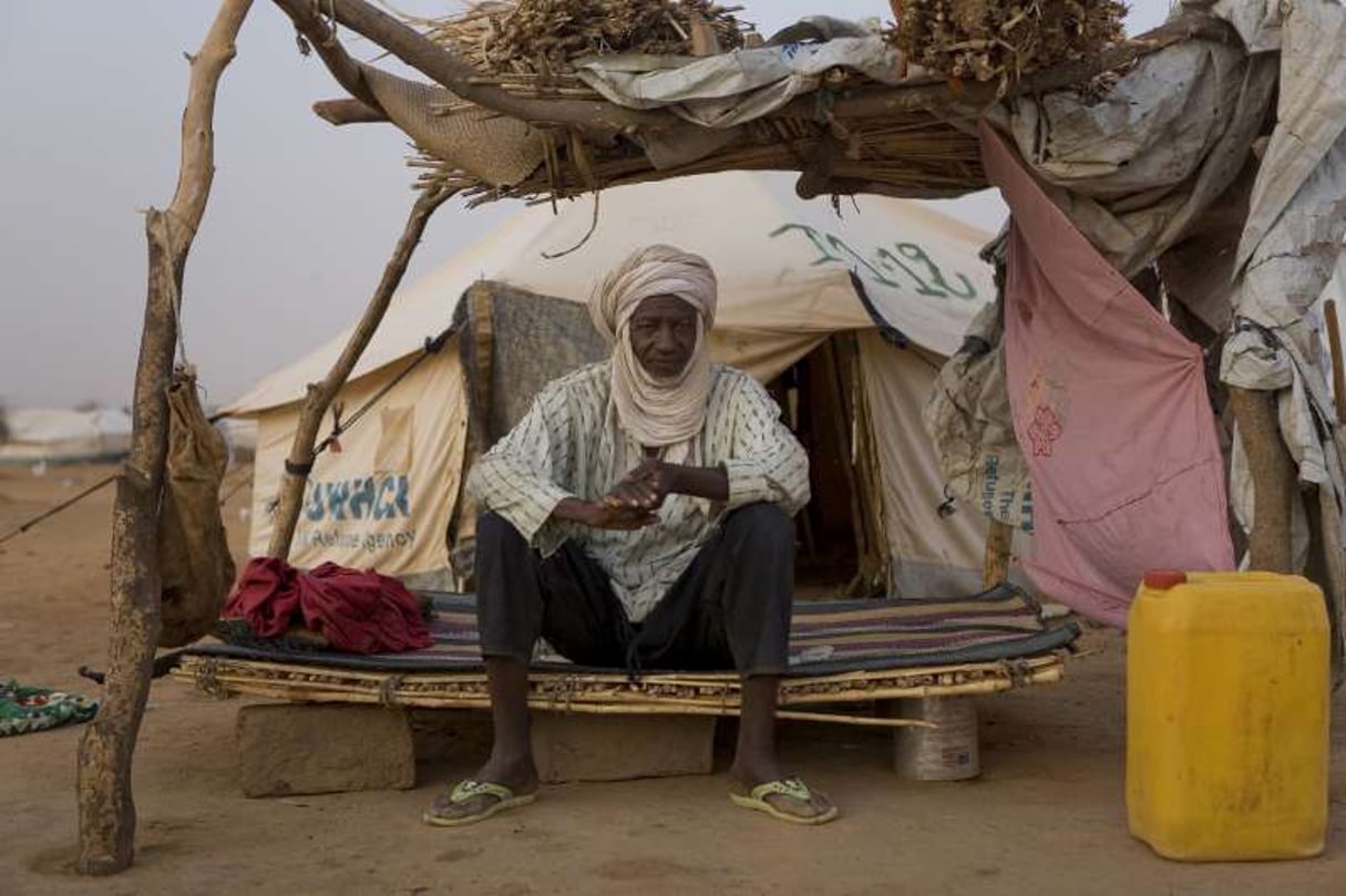 Alassane Maïga, réfugié malien. Il est assis sur un lit dans le camp de réfugiés d’Abala au Niger. © HCR/H. Dicko