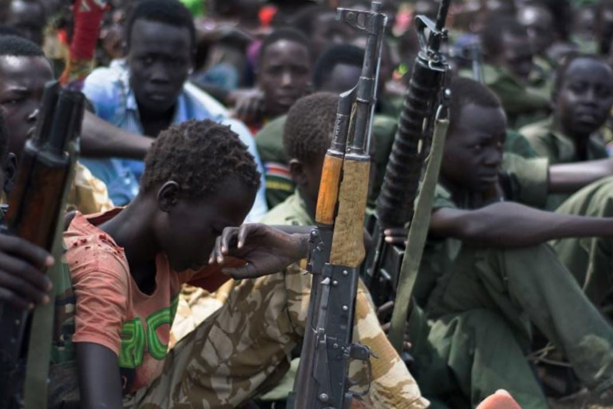 Des enfants soldats, le 10 février 2015 lors d’une cérémonie de désarmement, de démobilisation et de réinsertion sous l’égide de l’UNICEF, à Pibor, au Soudan du Sud. © AFP /CHARLES LOMODONG