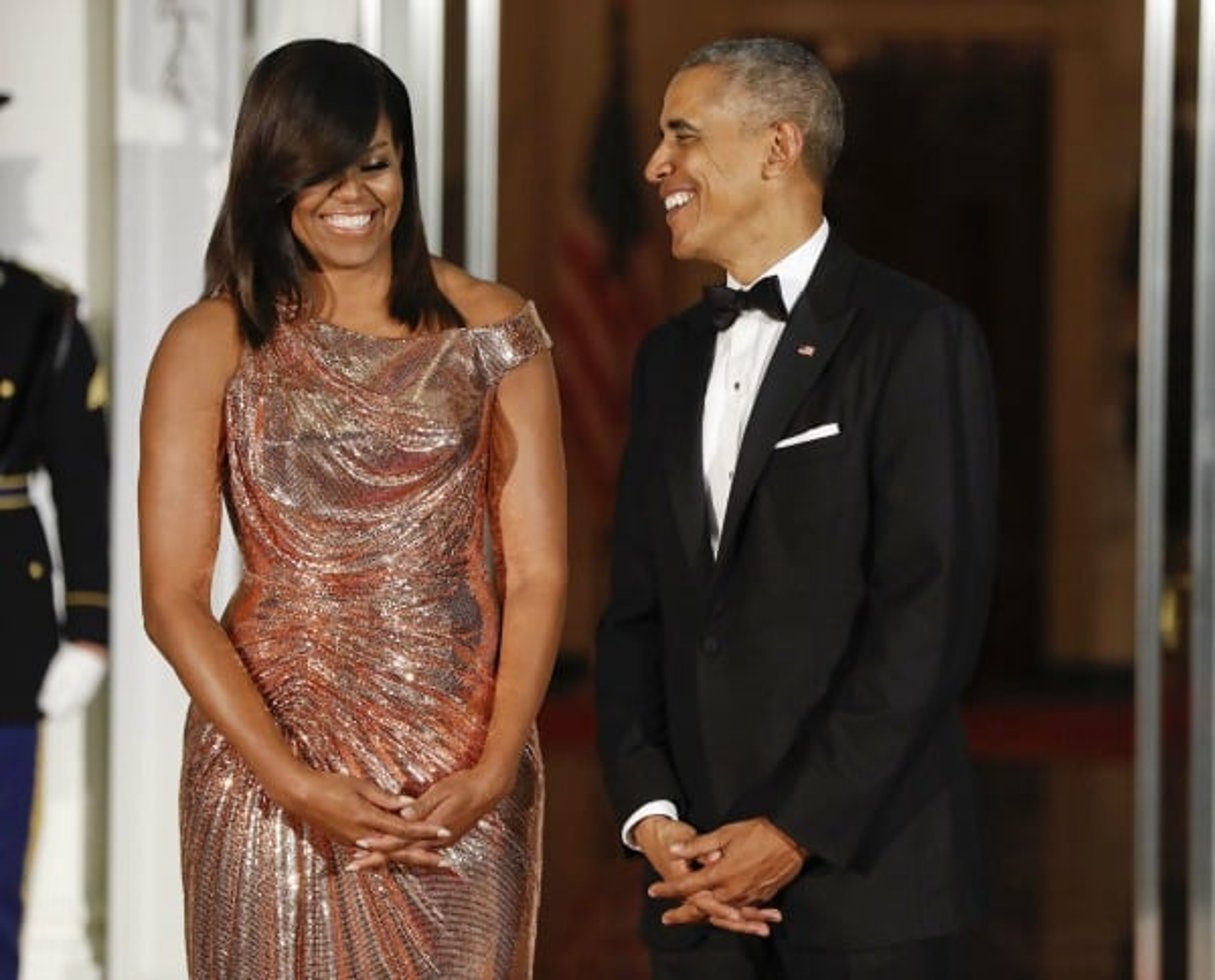 Barack et Michelle Obama, en robe Atelier Versace lors d’un dîner avec le Premier ministre italien. © Pablo Martinez Monsivais/AP/SIPA