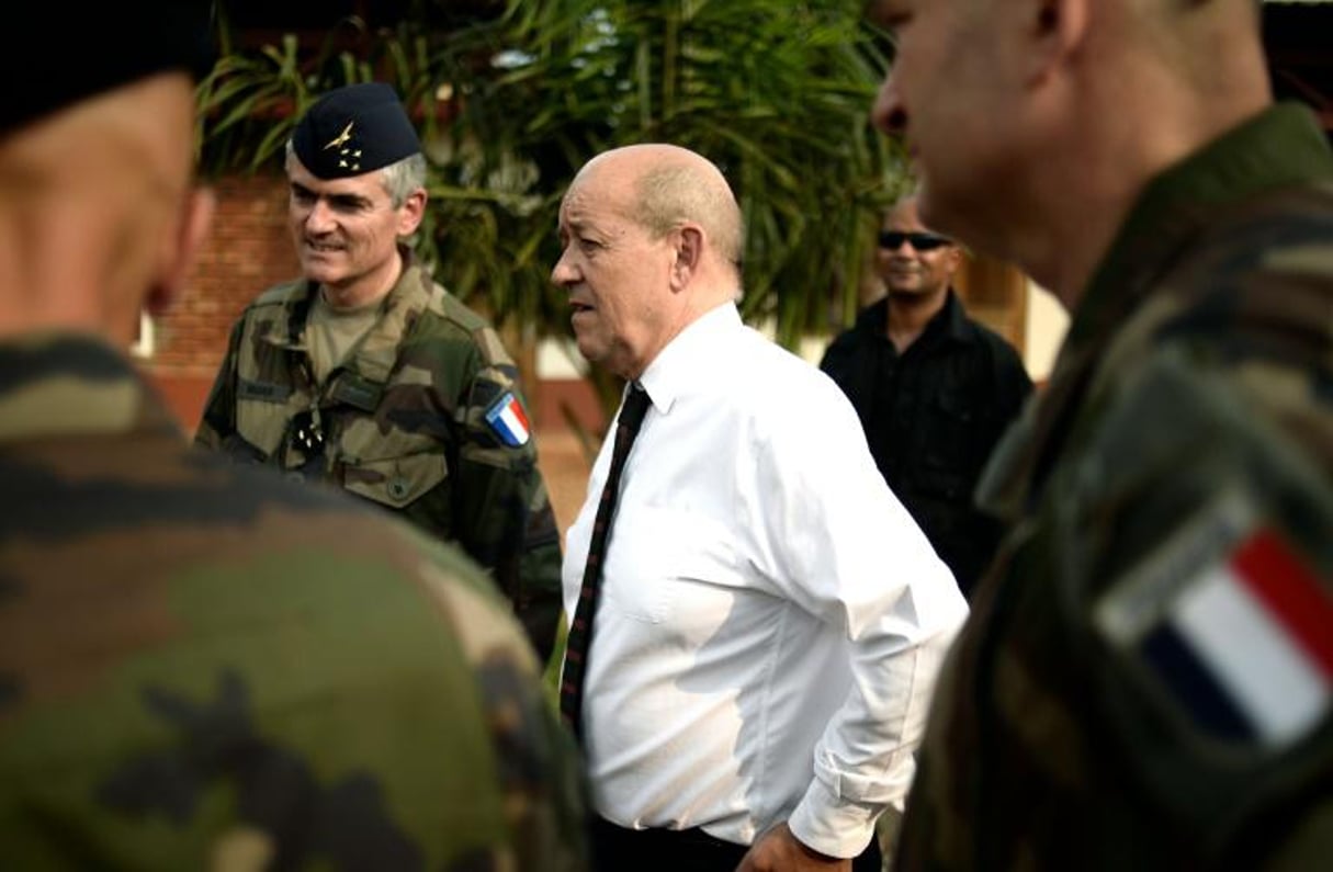 Le ministre français de la Défense,  Jean-Yves Le Drian,  parle avec des soldats français lord d’une visite de la force Sangaris à Bangui le 7 juillet 2016. © Stephane de Sakutin/AFP