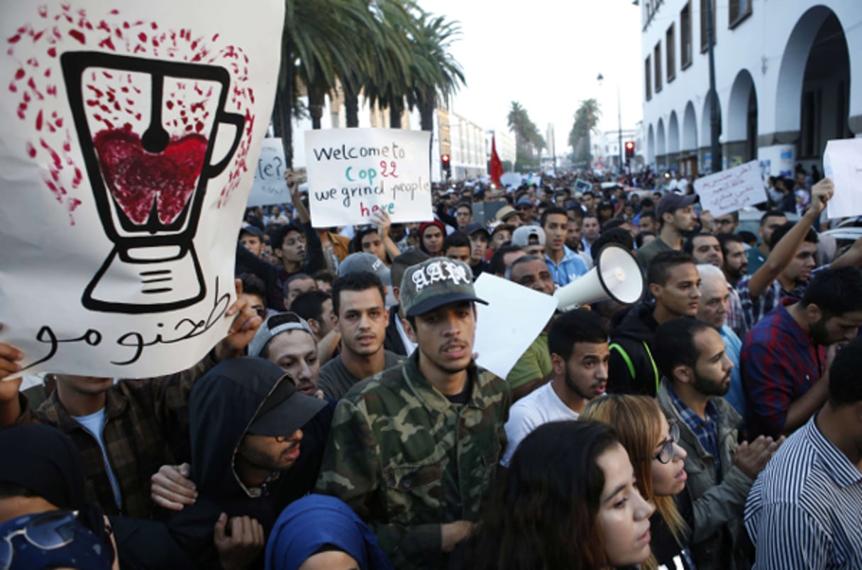 A Rabat, le 30 octobre 2016, une foule proteste suite à la mort de Mouhcine Fikri survenue le 28 octobre dans la ville d’El Hoceima. © Abdeljalil Bounhar/AP/SIPA