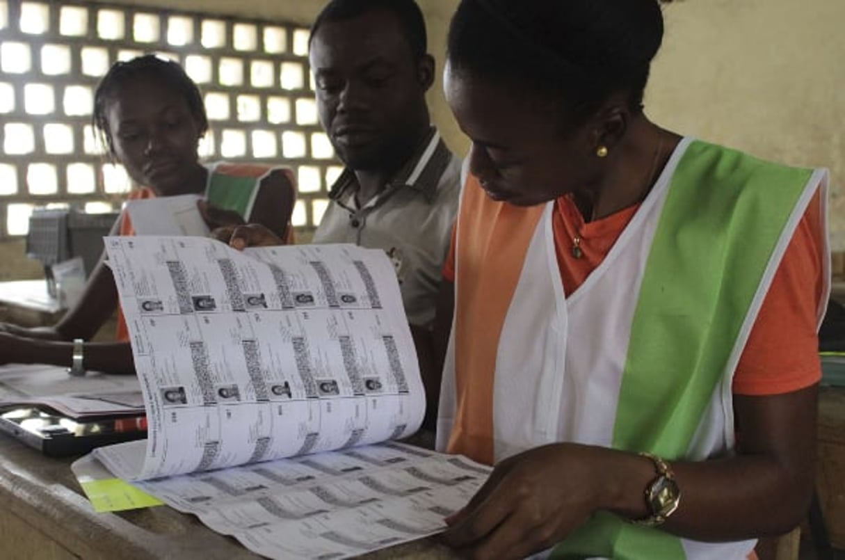 Dans un bureau de vote d’Abidjan, le 30 octobre 2016 (image d’illustration). © Diomande Bleblonde/AP/SIPA