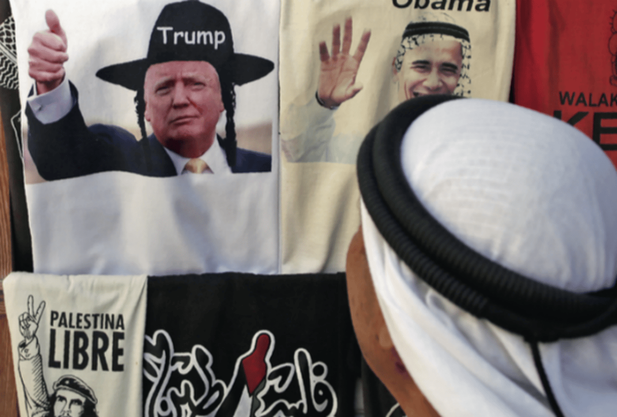 Un tee-shirt à l’effigie de Donald Trump en haredim à côté d’un autre à celle d’Obama coiffé d’un keffieh, à Jérusalem. © Ahmad Gharabli/AFP