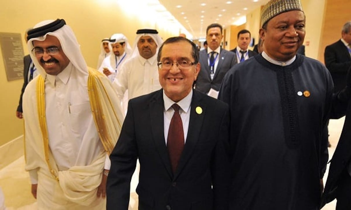 Noureddine Boutarfa, le ministre algérien de l’Énergie, et Mohammed Barkindo le secrétaire général de l’OPEP quittent la conférence de l’OPEP à Alger le 28 septembre 2016. © Sidali Djarboub/AP/SIPA