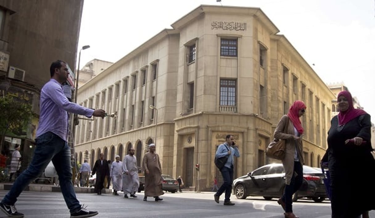 Devant la banque centrale du Caire jeudi 3 novembre 2016. © Amr Nabil/AP/SIPA