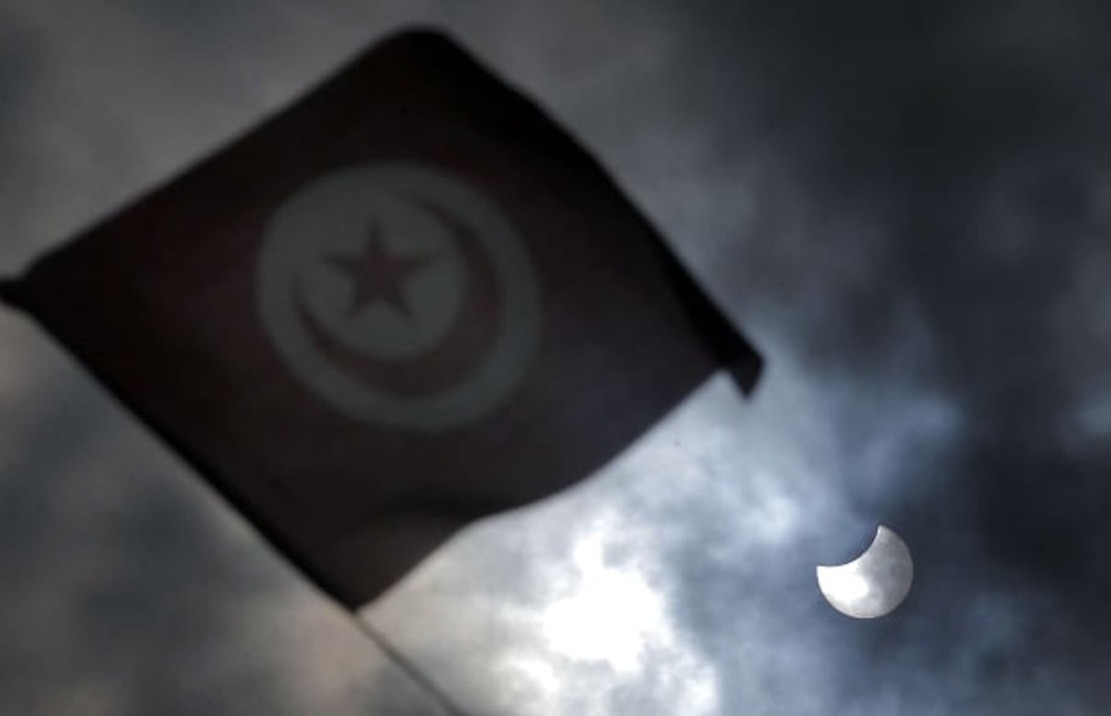 Le drapeau tunisien, en mars 2015 à Tunis pendant une éclipse. © Christophe Ena/AP/SIPA