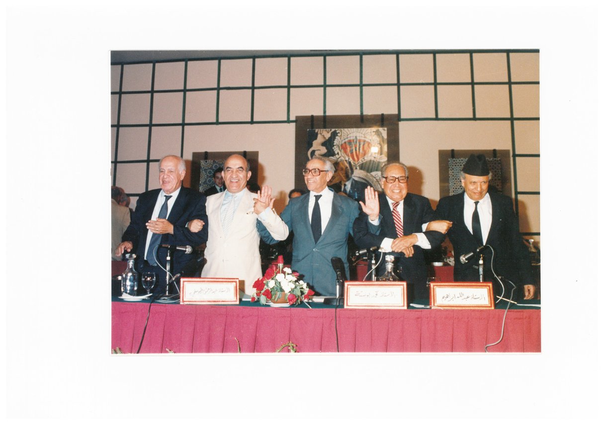 De g. à dr., Ali Yata (PPS), Abderrahmane Youssoufi (USFP), M’hamed Boucetta (Istiqlal), Abdellah Ibrahim (UNFP) et Mohamed Bensaïd Aït Idder (OADP) lors de la signature de la charte constitutive de la coalition, en 1992. © najibi