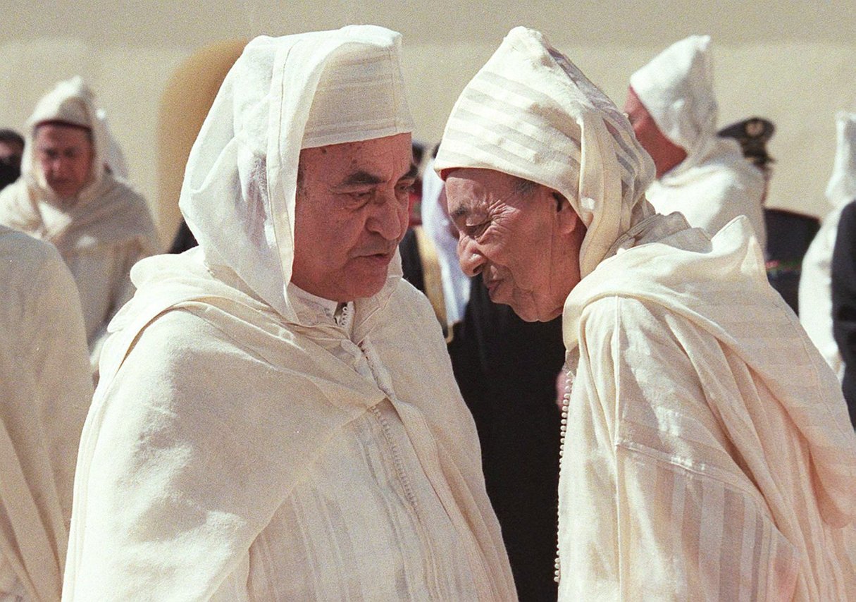 Le roi Hassan II (à dr.) avec le Premier ministre socialiste Abderrahmane Youssoufi,le 3 mars 1998,à Rabat. &copy; Abdelhak senna/AFP