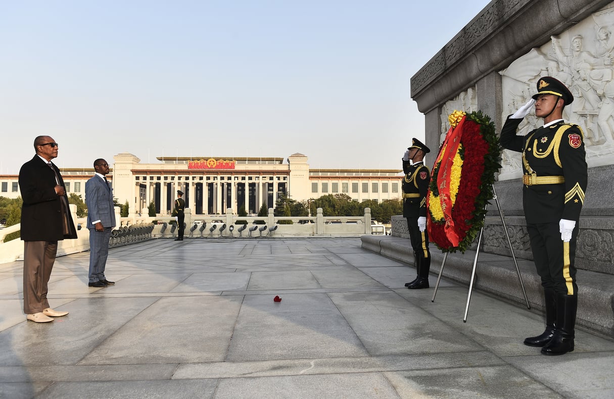 Dépôt d’une couronne aux couleurs de la Guinée devant le monument aux héros du peuple, place Tian’anmen, le 1er novembre, à Pékin. &copy; Yan Yan/XINHUA/AFP