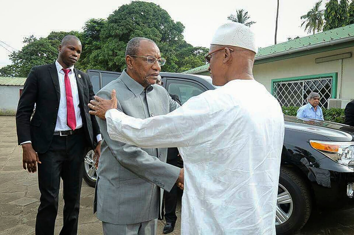 Le 7 septembre, le chef de l’État est venu présenter ses condoléances à son principal opposant, Cellou Dalein Diallo, après le décès du frère de ce dernier. &copy; Conakrytime.com