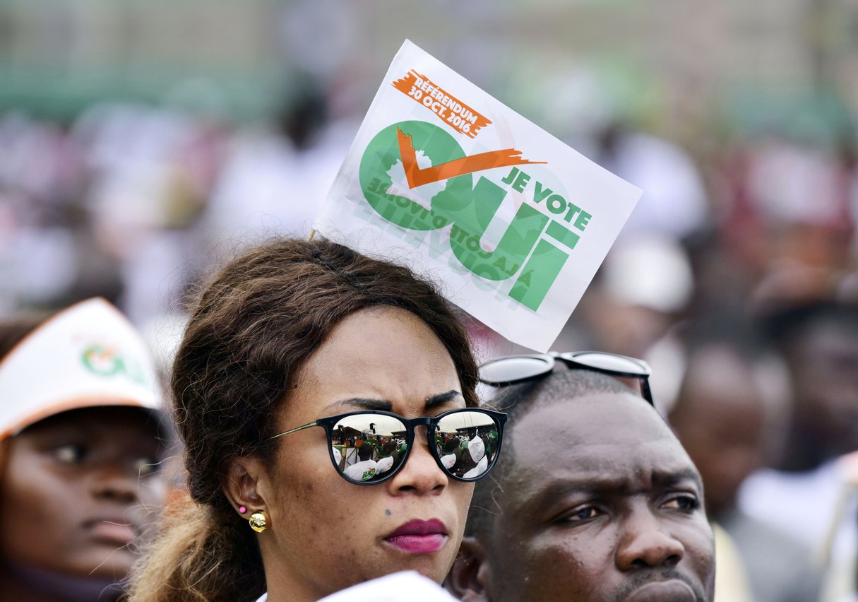 Lors du référendum du 30 octobre, 42 % des Ivoiriens se sont exprimés sur le nouveau texte. 93,42 % d’entre eux ont voté « oui ». © ISSOUF SANOGO/AFP