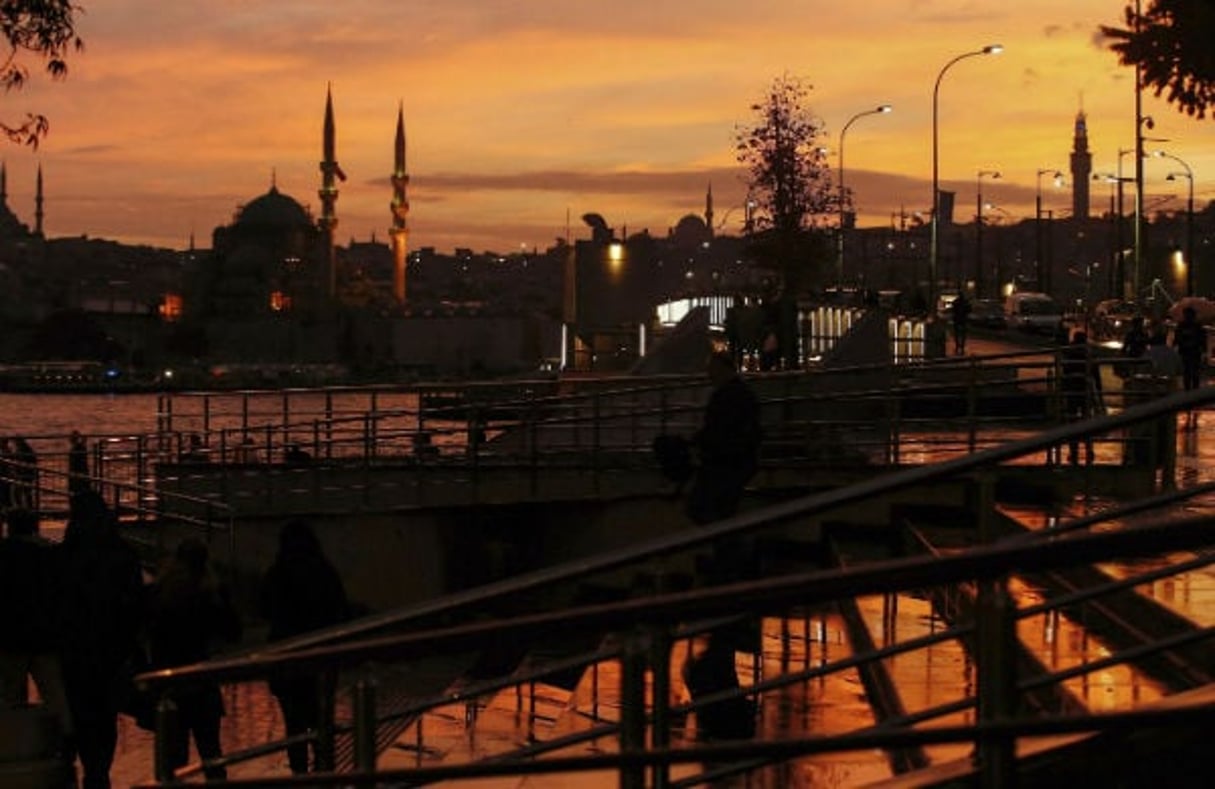 Coucher de soleil à Istanbul, avec la Mosquée Neuve (Yeni Cami) en fond, le 11 octobre 2016. © Emrah Gurel/AP/SIPA
