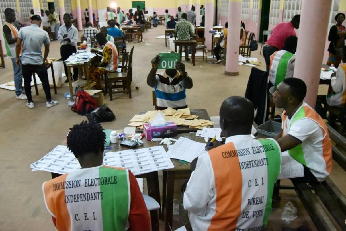 Dépouillement des bulletins du vote au référendum sur la nouvelle constitution à Abidjan le 30 octobre 2016. © AFP/ Sia KAMBOU