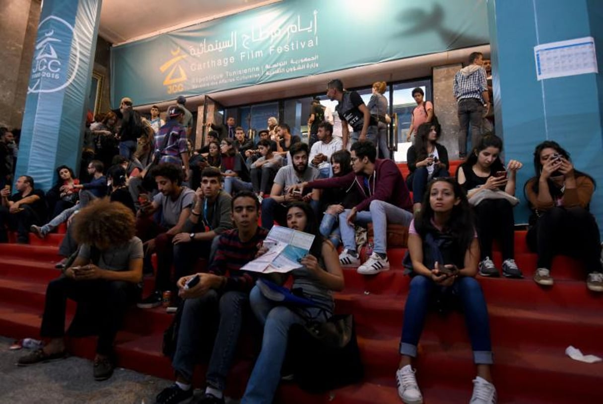 De jeunes Tunisiens lors du festival de Carthage, réservé aux réalisateurs arabes et africains, le 2 novembre 2016 à Carthage. © AFP/FETHI BELAID