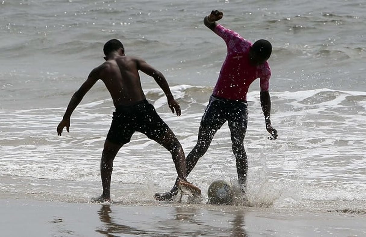 Des enfants gabonais jouent au football sur l’une des plages de Libreville, le 22 janvier 2012. © Francois Mori/AP/SIPA