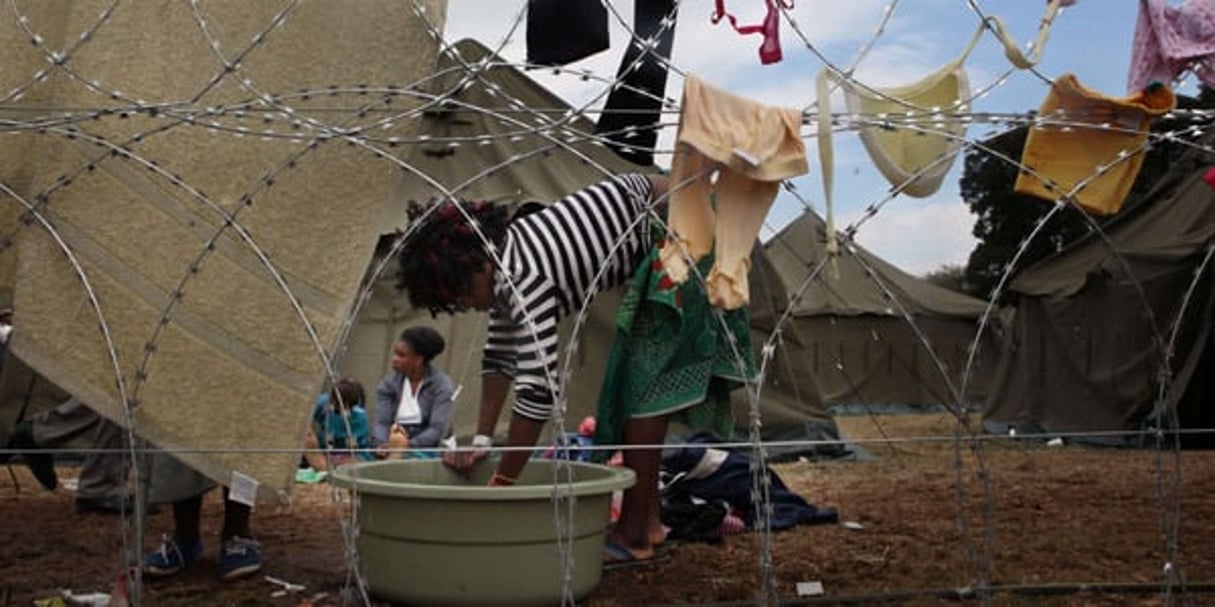 Une femme dans un camp pour des victimes d’attaques xénophobes, près de Johannesburg, en Afrique du Sud, le 22 avril 2015. © Denis Farrell/AP/SIPA