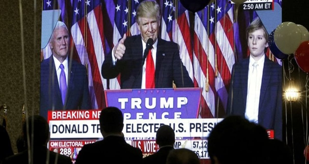 Guests watch a television broadcast of President-elect Donald Trump as he gives his acceptance speech, during an election night event organized by the U.S. Embassy in Skopje, Macedonia. © Photo: Boris Grdanoski/AP/SIPA