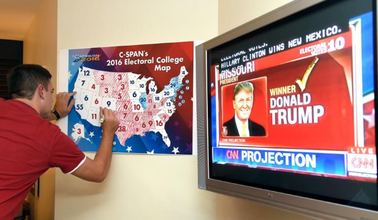 Les résultats de la présidentielle américaine inscrits État par État sur une carte, le 8 novembre 2016 à Coconut Grove, en Floride. © Rhona Wise/AFP