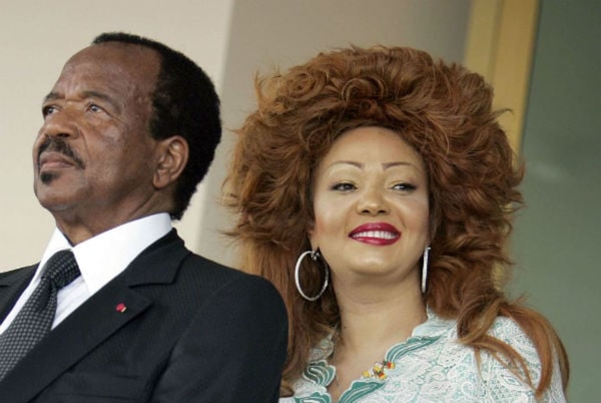 Chantal et Paul Biya à l’aéroport de Yaoundé le 20 mars 2009 © REBECCA BLACKWELL/AP/SIPA