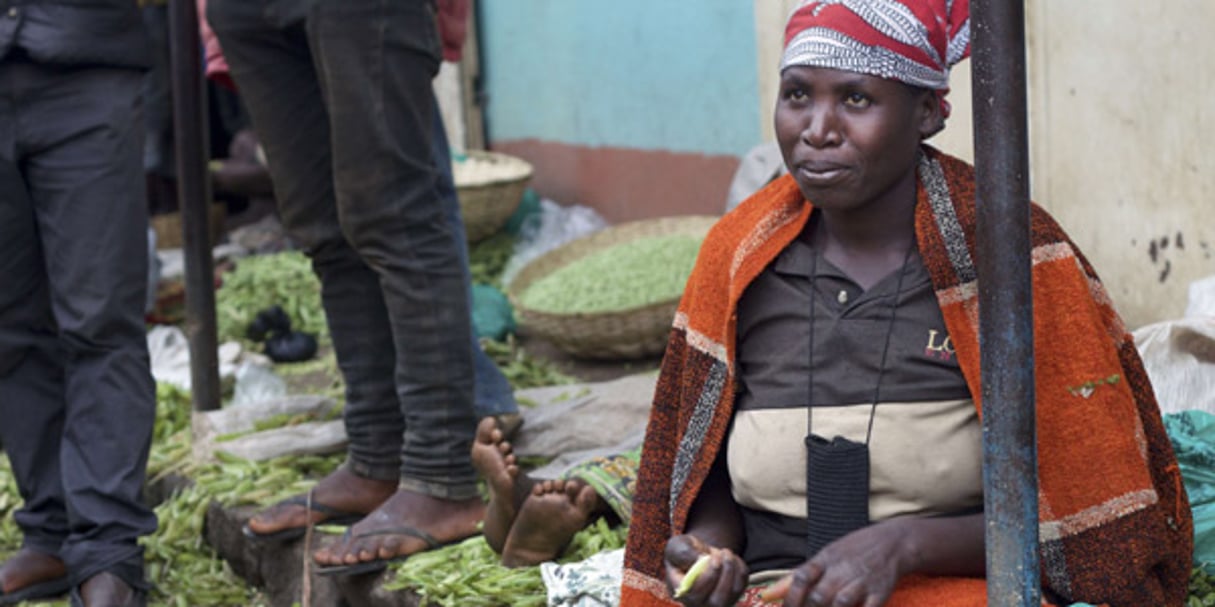 Une vendeuse de produits vivriers près de Bujumbura, le 14 décembre 2015. © Melanie Gouby/AP/SIPA