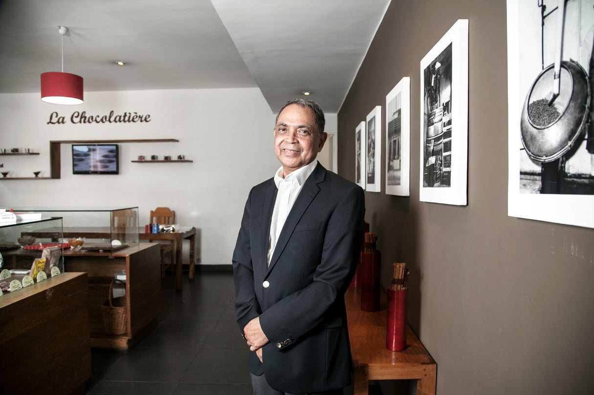 27/10/2016 - ANTANANARIVO, MADAGASCAR - M. Marcel RAMANANDRAIBE, DG de la société CHOCOLATERIE ROBERT, pose dans le showroom au siège de la société à Antananarivo. PHOTO : RIJASOLO / RIVA PRESS &copy; RIJASOLO/RIVA PRESS pour JA