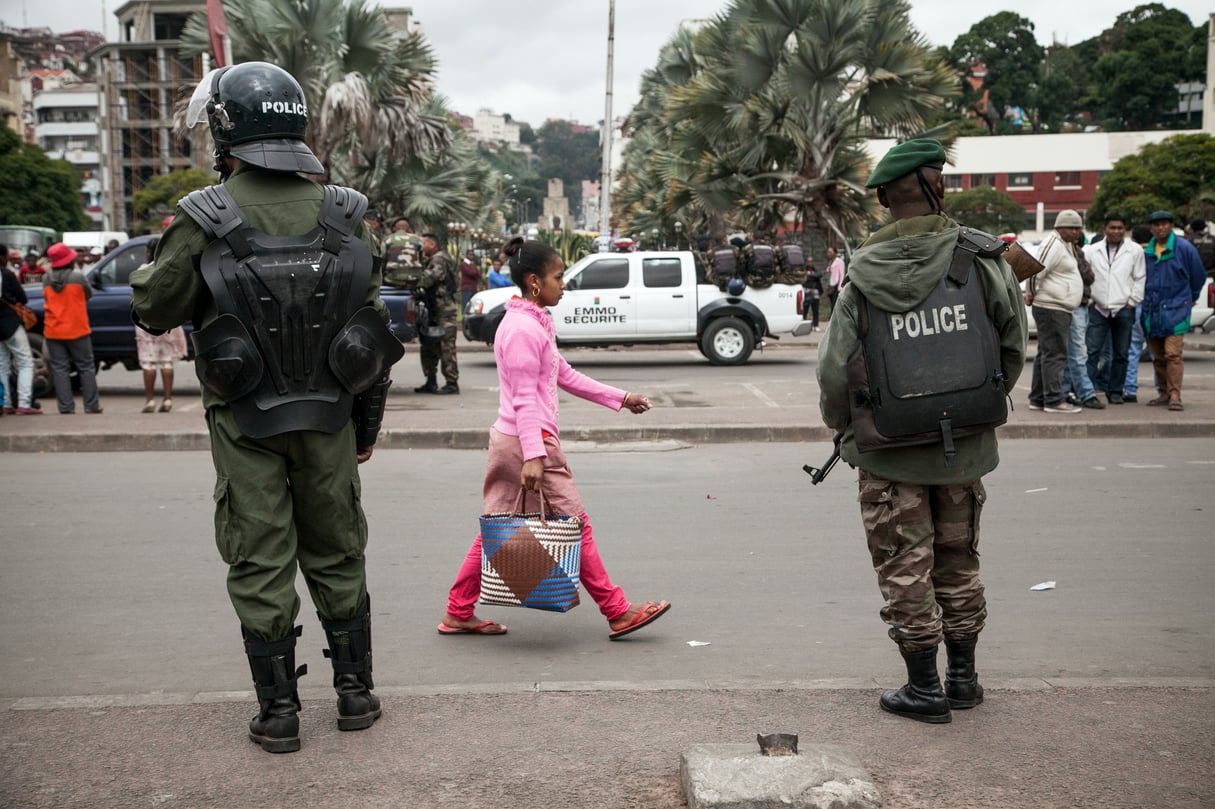Policiers antiémeutes près de la place du 13-Mai. © RIJASOLO/RIVA PRESS
