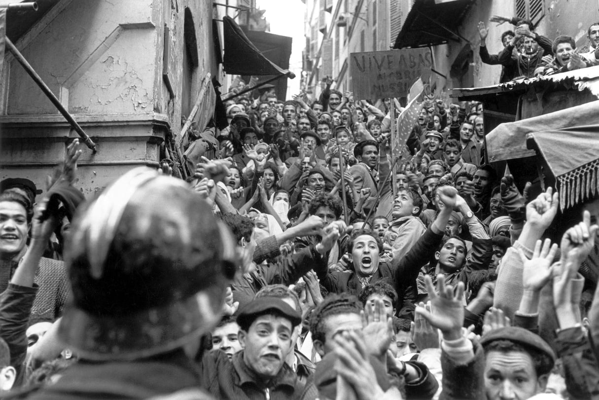 Manifestation pro-FLN, le 1er janvier 1960, à Alger. © Gamma-Rapho via Getty Images