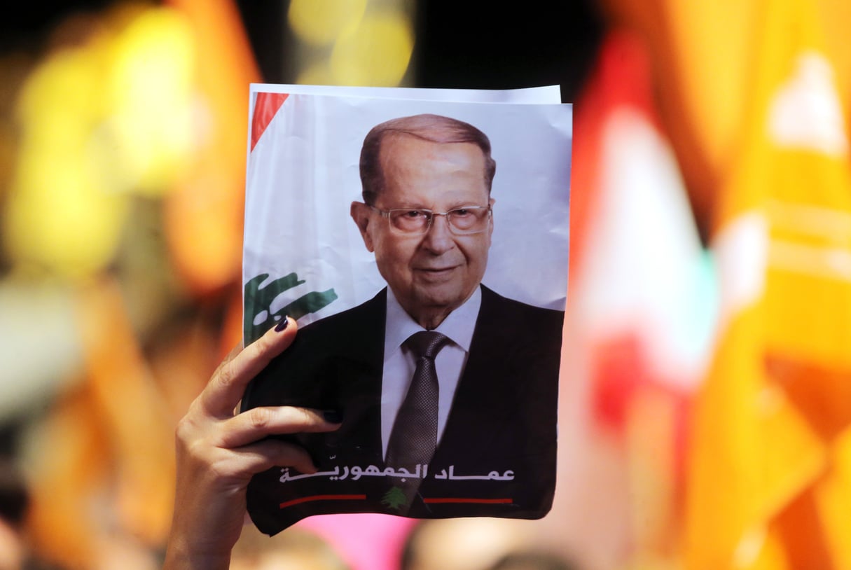 Une Libanaise brandissant le portrait du nouveau chef de l’État, le 31 octobre,à Beyrouth. © AFP