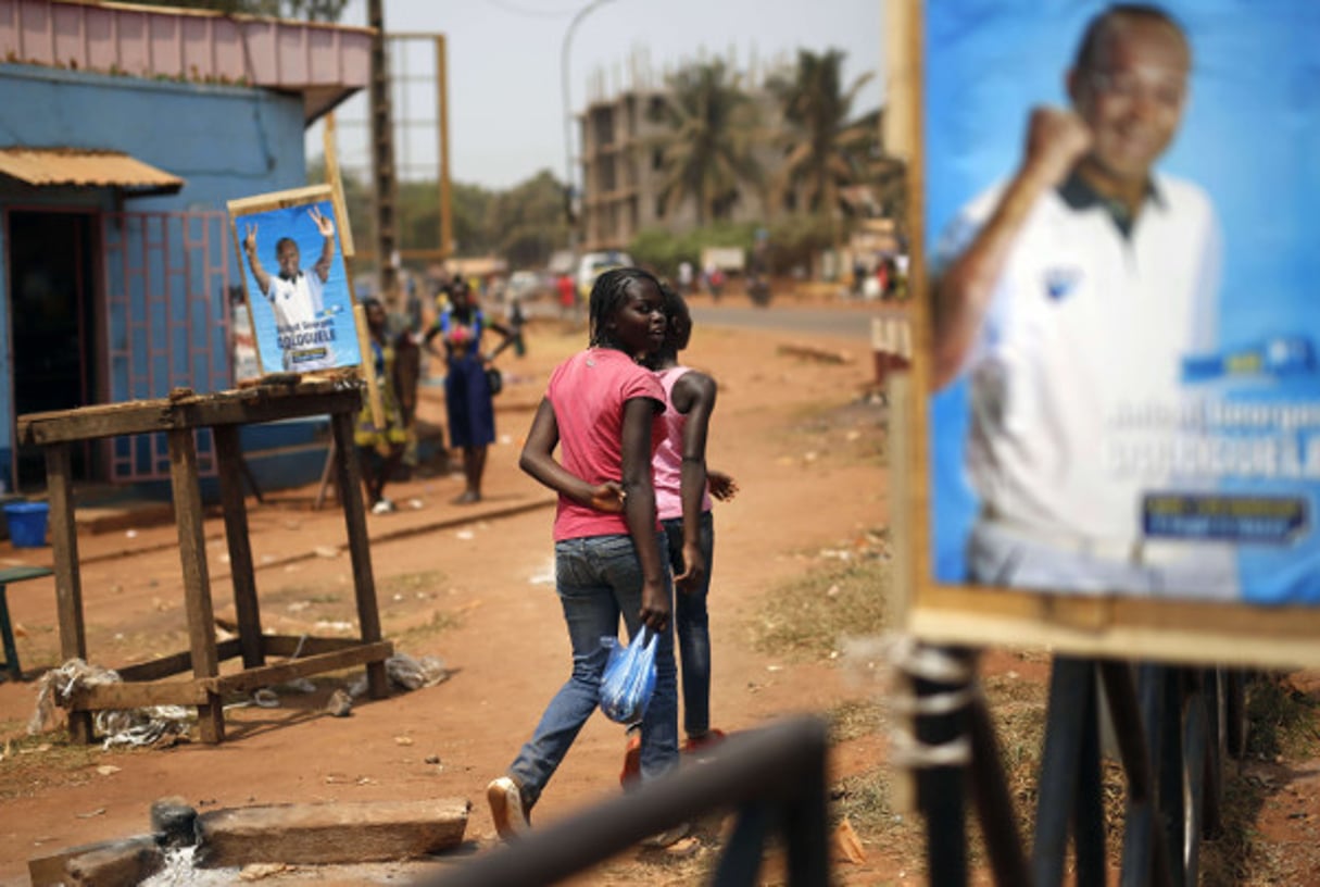 Des filles dans les rues de Bangui, le 14 février 2016. © Jerome Delay/AP/SIPA