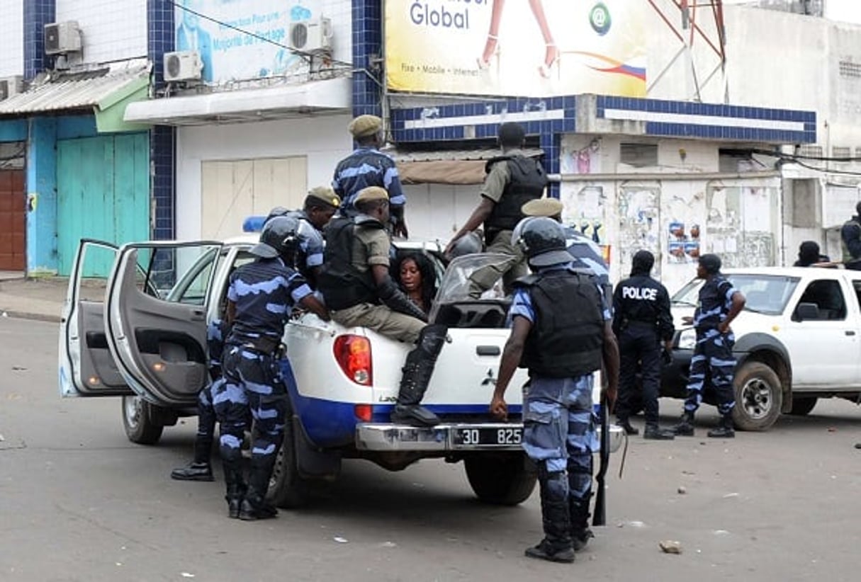 La police gabonaise procède à une arrestation à Libreville, en 2012. © Joel Bouopda Tatou/AP/SIPA