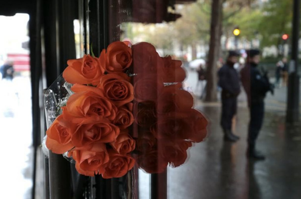 Un bouquet de roses rouges en hommage aux victimes, accroché le 13 novembre 2016 à l’entrée du Bataclan. © JOEL SAGET/AFP